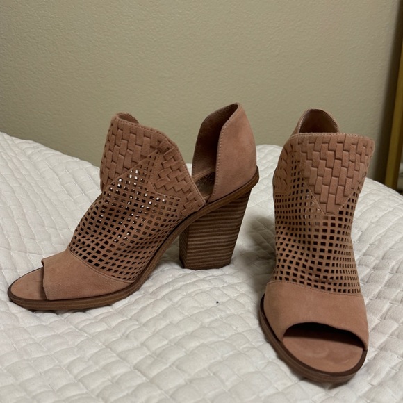 Vince Camuto Tan Peep-Toe Leather Block Heels 8.5M/39 Mesh Like New - Picture 10 of 16